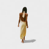 Gala – Saténové šaty s halter krkem