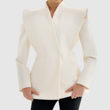 Silvie – Moderně strukturované sako s designovými detaily na ramenou