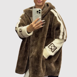 Jelena – Elegantní kabát s kapucí a moderními detaily