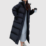 "Jelena - Dlouhý vatovaný kabát s kapucí" can be rewritten as "Jelena - Dlouhý prošívaný kabát s kapucí".