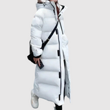 "Jelena - Dlouhý vatovaný kabát s kapucí" can be rewritten as "Jelena - Dlouhý prošívaný kabát s kapucí".