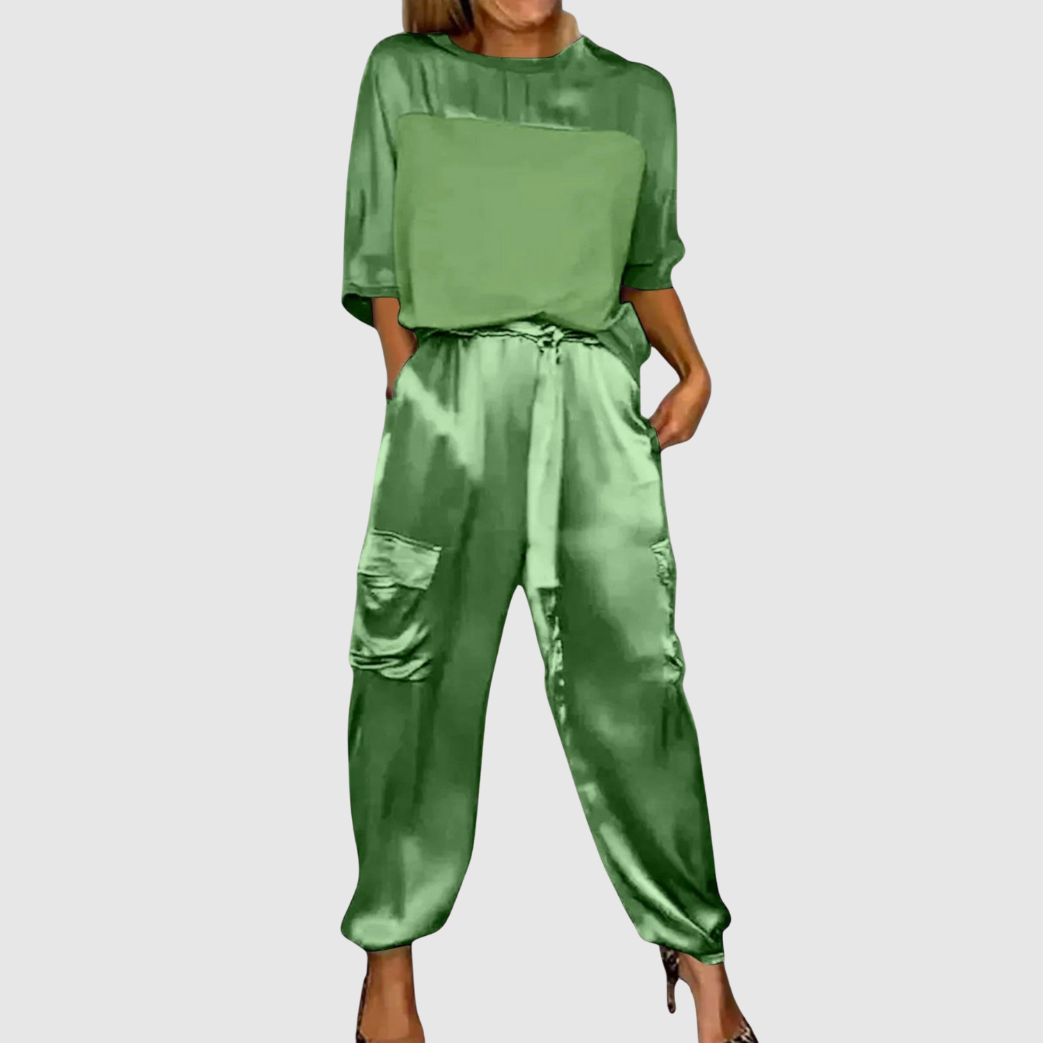 Natálie – Elegantní saténový komplet s jemným leskem