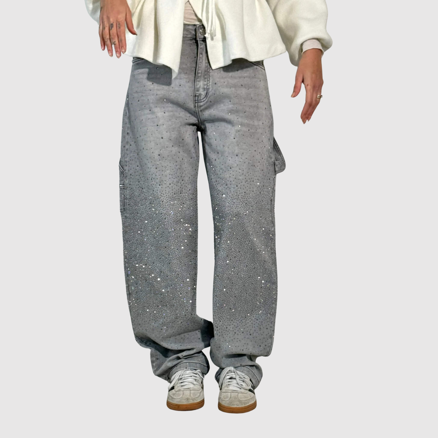 "Kira – Klasické džíny s rovnými nohavicemi" can be rewritten as "Kira – Tradiční džíny s rovnými nohavicemi".