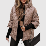 Jelena – Krátká prošívaná bunda s kapucí" can be rewritten as:

"Jelena – Krátká prošívaná bunda s kapucí pro chladné dny