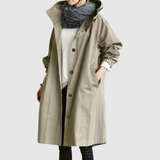 "Jelena – Dlouhá lehká bunda s kapucí" can be rewritten as "Jelena – Dlouhá lehká bunda s kapucí pro pohodlné nošení".