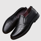 Oskar - Klasické kožené boty bez šněrování" can be rewritten as: "Oskar - Elegantní kožené slip-on boty