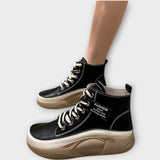 Platformové tenisky v street stylu