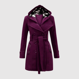 Jelena – Dlouhý kabát s páskem a kapucí" could be rewritten as "Jelena – Elegantní dlouhý kabát s páskem a kapucí.