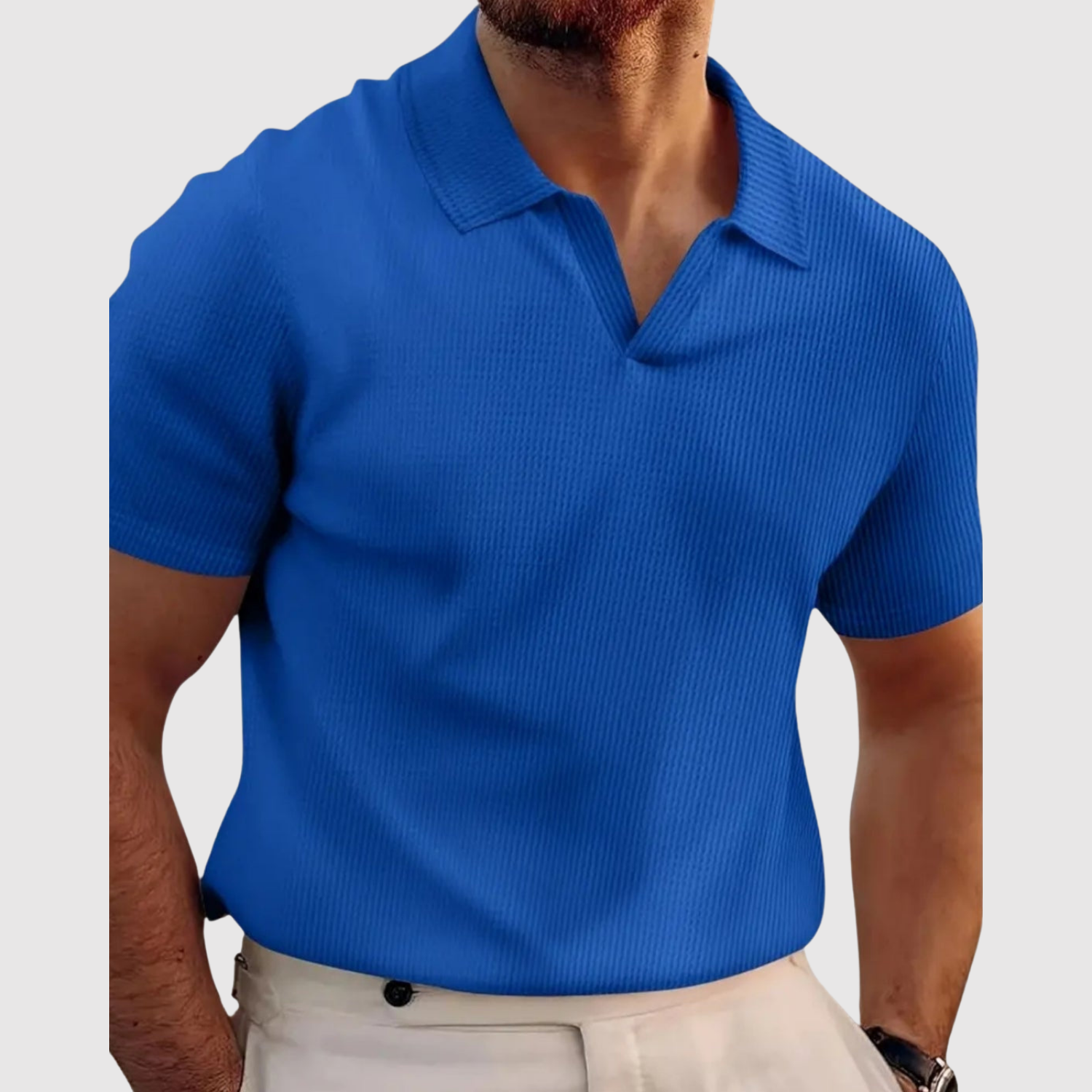 Adrian – Elegantní rybí polo s moderním V-výstřihem