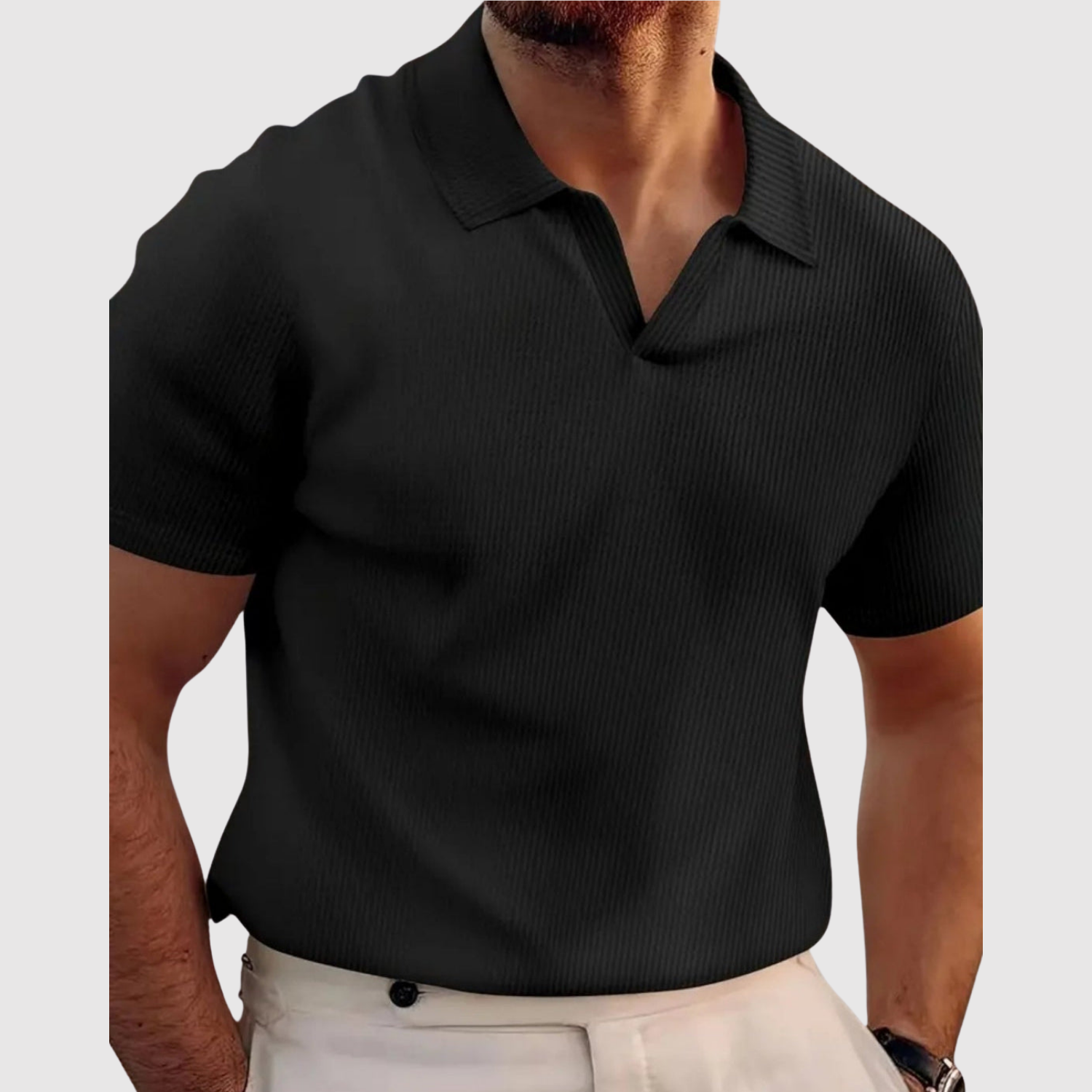 Adrian – Elegantní rybí polo s moderním V-výstřihem