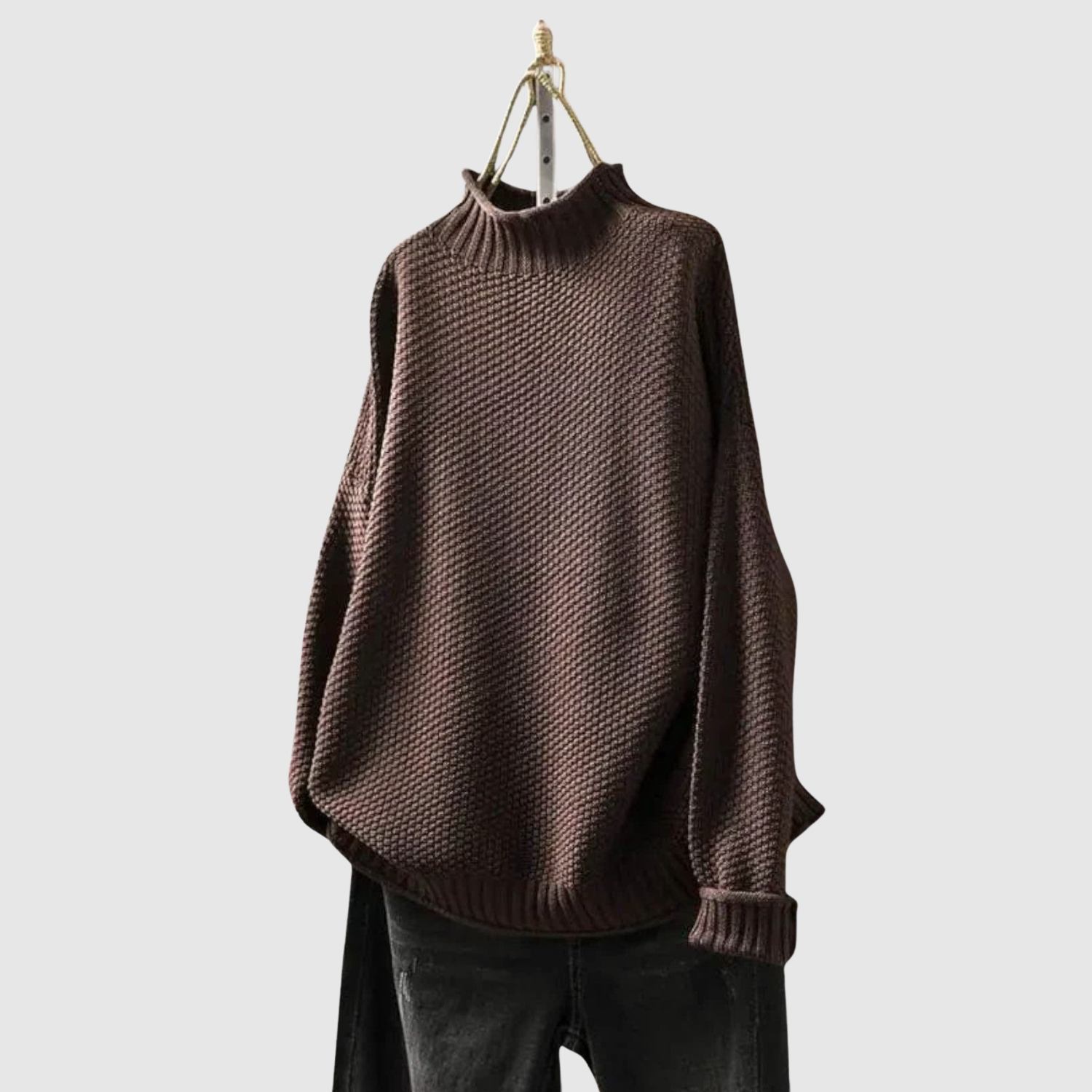 Nora – Volný svetr s vysokým límcem a strukturovaným designem