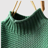 Nora – Volný svetr s vysokým límcem a strukturálním designem