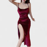 "Gabriela - Sametové šaty s bočním rozparkem" can be rewritten as "Gabriela - Sametové šaty s elegantním bočním rozparkem".