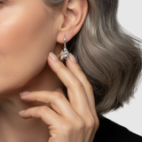 Elisa – Náušnice s ikonickým motivem dívky a kočky (s kruhovým uzávěrem)