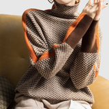 Nora – Moderní svetr s kontrastními rukávy" can be rewritten as: "Nora – Stylový svetr s kontrastními rukávy