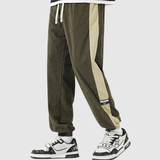 Denis – Sportovní kalhoty s kontrastními pruhy" can be rewritten as:

"Denis – Sportovní kalhoty s výraznými kontrastními pruhy