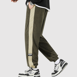 Denis – Sportovní kalhoty s kontrastními pruhy" can be rewritten as:

"Denis – Sportovní kalhoty s výraznými kontrastními pruhy