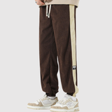 Denis – Sportovní kalhoty s kontrastními pruhy" can be rewritten as:

"Denis – Sportovní kalhoty s výraznými kontrastními pruhy