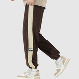 Denis – Sportovní kalhoty s kontrastními pruhy" can be rewritten as:

"Denis – Sportovní kalhoty s výraznými kontrastními pruhy