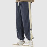 Denis – Sportovní kalhoty s kontrastními pruhy" can be rewritten as:

"Denis – Sportovní kalhoty s výraznými kontrastními pruhy