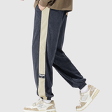 Denis – Sportovní kalhoty s kontrastními pruhy" can be rewritten as:

"Denis – Sportovní kalhoty s výraznými kontrastními pruhy