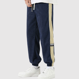 Denis – Sportovní kalhoty s kontrastními pruhy" can be rewritten as:

"Denis – Sportovní kalhoty s výraznými kontrastními pruhy