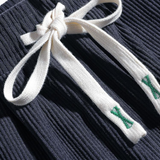 Denis – Sportovní kalhoty s kontrastními pruhy" can be rewritten as "Denis – Sportovní kalhoty s výraznými pruhy.