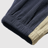 Denis – Sportovní kalhoty s kontrastními pruhy" can be rewritten as:

"Denis – Sportovní kalhoty s výraznými kontrastními pruhy