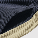 Denis – Sportovní kalhoty s kontrastními pruhy" can be rewritten as:

"Denis – Sportovní kalhoty s výraznými kontrastními pruhy