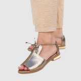 Lara – Elegantní metalické sandály s stylovým vázáním