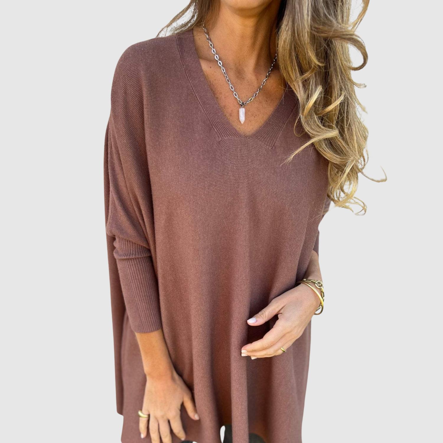 "Nora – Elegantní svetr s V-výstřihem" can be rewritten as "Nora – Stylový svetr s V-výstřihem".