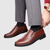 Oskar - Klasické kožené boty bez šněrování" can be rewritten as: "Oskar - Elegantní kožené slip-on boty