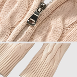 "Daniel – Pletený svetr s V-výstřihem" can be rewritten as "Daniel – Pletený svetr s V-krkem".