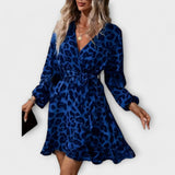 Stylové leopardí šaty s V-výstřihem a nastavitelným páskem