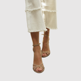 "Teodora - Sandály na podpatku s křížovými pásky" could be rewritten as "Teodora - Elegantní sandály na podpatku s křížovými pásky".