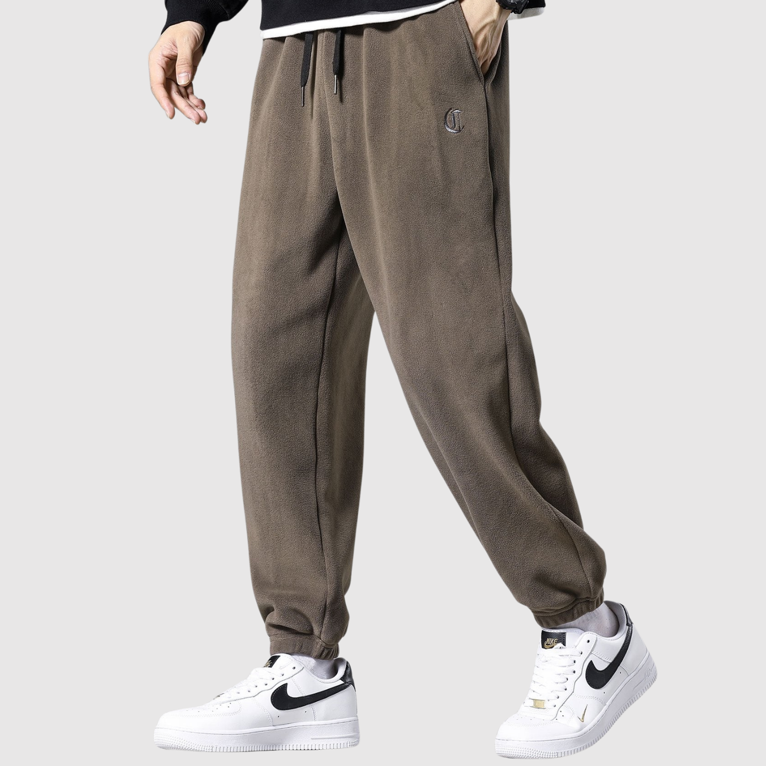 Denis – Minimalistické joggers s emblémem