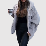 "Jelena – Krátká teddy bunda s objemem" can be rewritten as "Jelena – Krátká objemná teddy bunda".