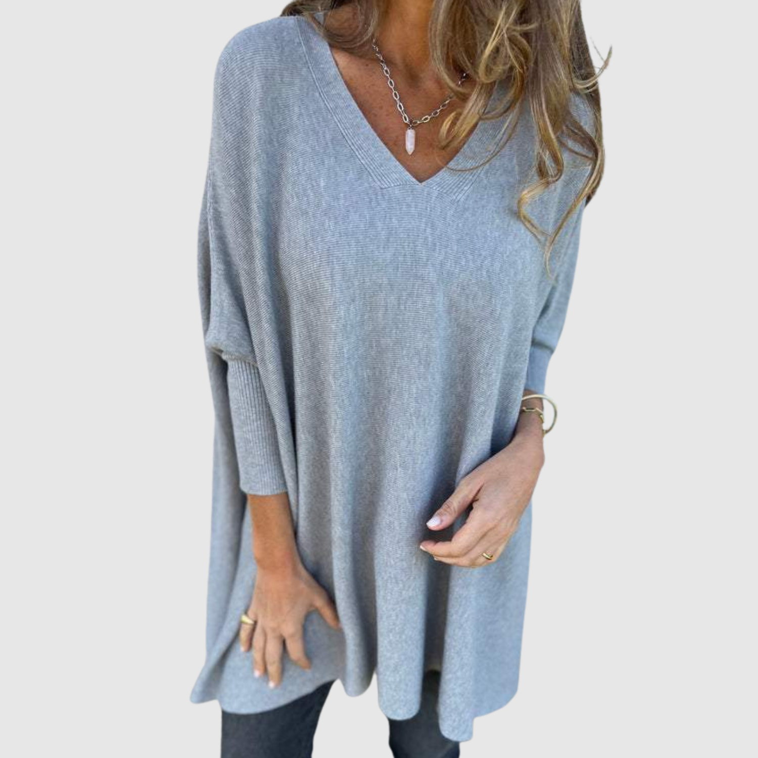 "Nora – Elegantní svetr s V-výstřihem" can be rewritten as "Nora – Stylový svetr s V-výstřihem".