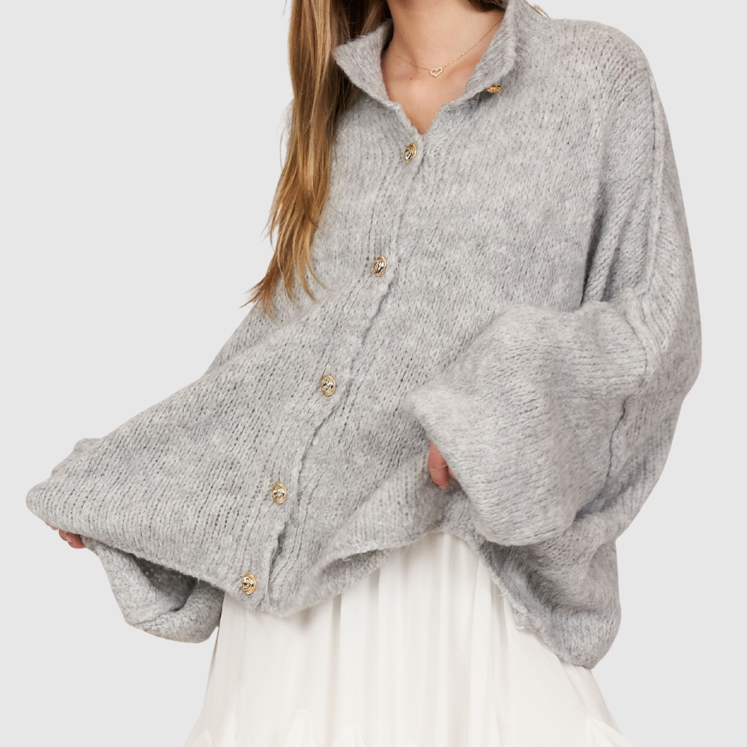 Nora – Elegantní pletený svetr s módními knoflíky