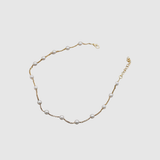 Amélie – Elegantní náhrdelník s delikátními perlami a zlatým detailem