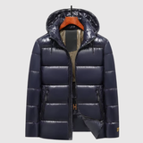 Marek – Lesklá péřová bunda s kapucí" could be rewritten as "Marek – Lesklá péřová bunda s kapucí pro stylový vzhled.