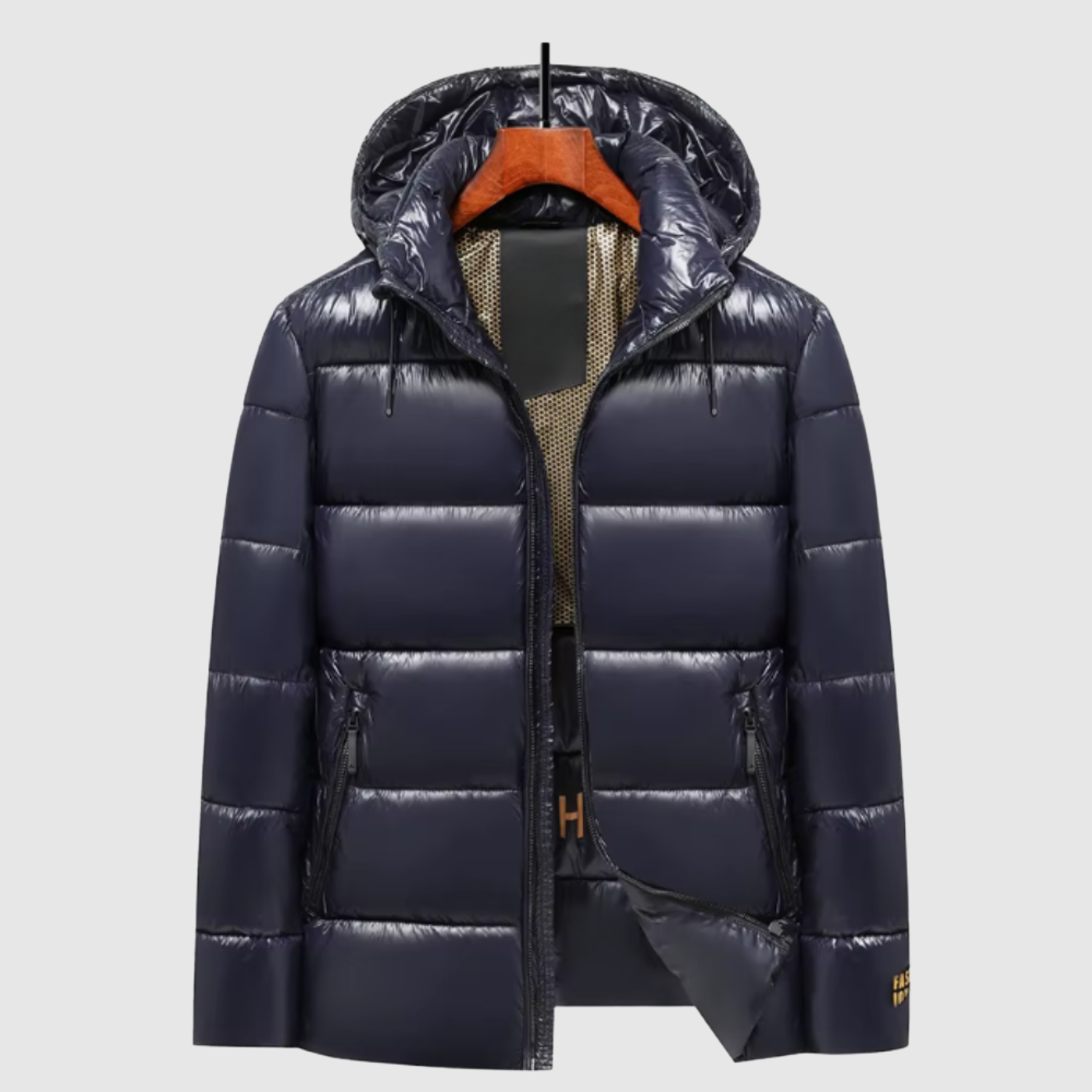 Marek – Lesklá péřová bunda s kapucí" could be rewritten as "Marek – Lesklá péřová bunda s kapucí pro stylový vzhled.