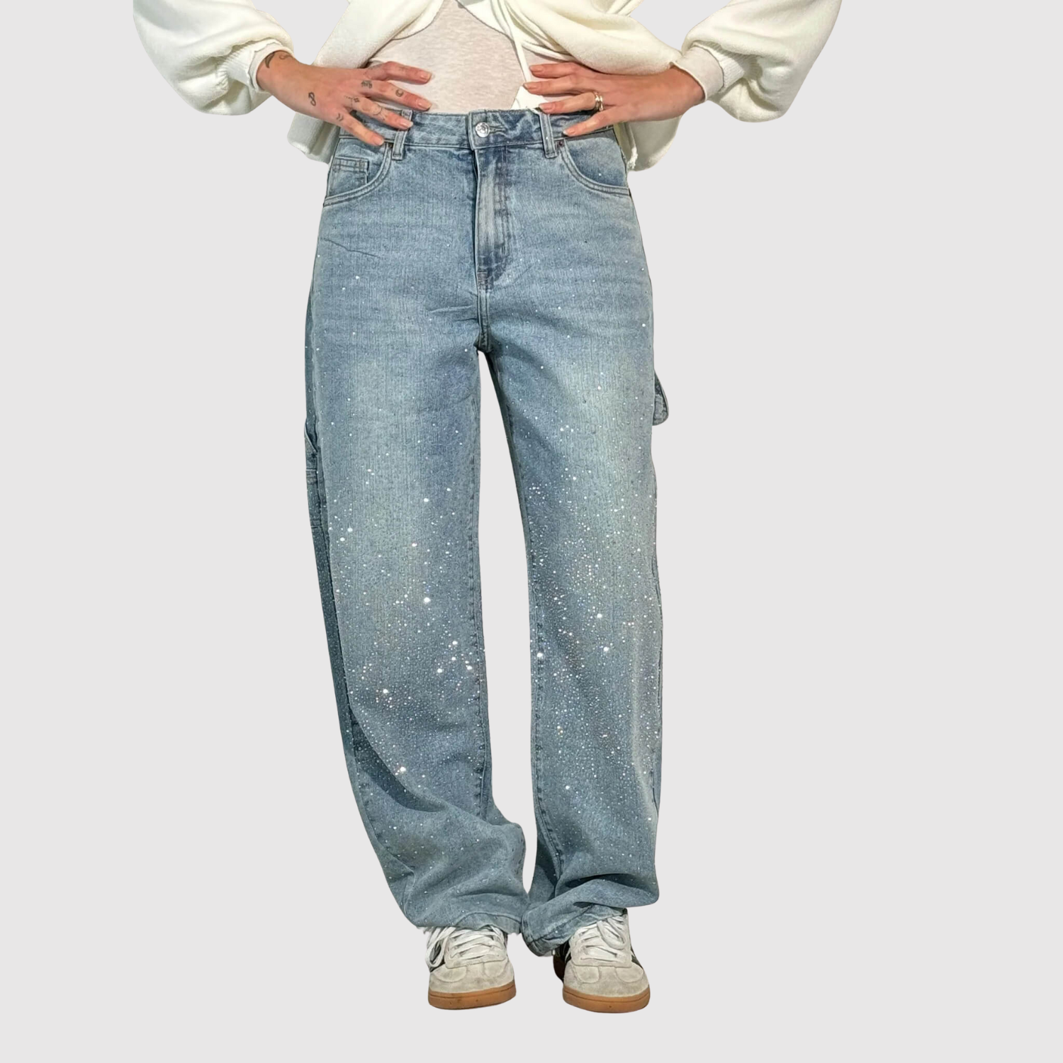 "Kira – Klasické džíny s rovnými nohavicemi" can be rewritten as "Kira – Tradiční džíny s rovnými nohavicemi".