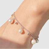 Liana – Elegantní náramek s perlami a dekorativními přívěsky