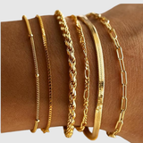 "Liana – Sada elegantních zlatých náramků" could be rewritten as "Liana – Kolekce elegantních zlatých náramků".