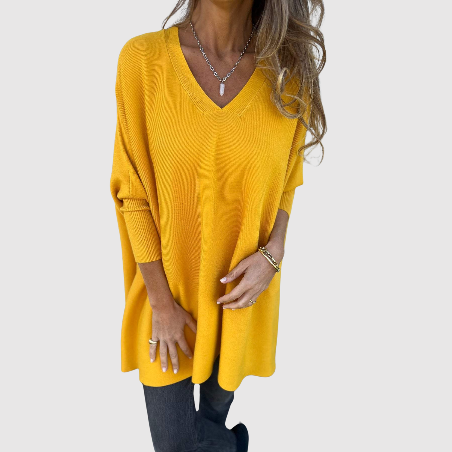 "Nora – Elegantní svetr s V-výstřihem" can be rewritten as "Nora – Stylový svetr s V-výstřihem".