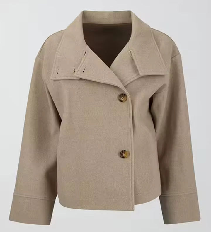 Elise | Krátký luxusní kabát s dvojitým zapínáním" can be rewritten as:

"Elise | Krátký elegantní kabát s dvojitým zapínáním