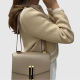 Silvie – Krátký bouclé s kontrastními okraji