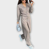 "Chantal - Sada pleteného kabátu a kalhot" could be rewritten as "Chantal - Set pleteného kabátu a kalhot".