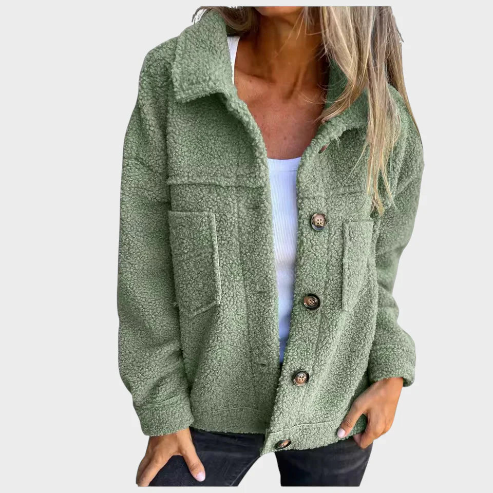 "Eva - měkká fleecová bunda s knoflíky" can be rewritten as "Eva - měkká fleecová bunda s dekorativními knoflíky".